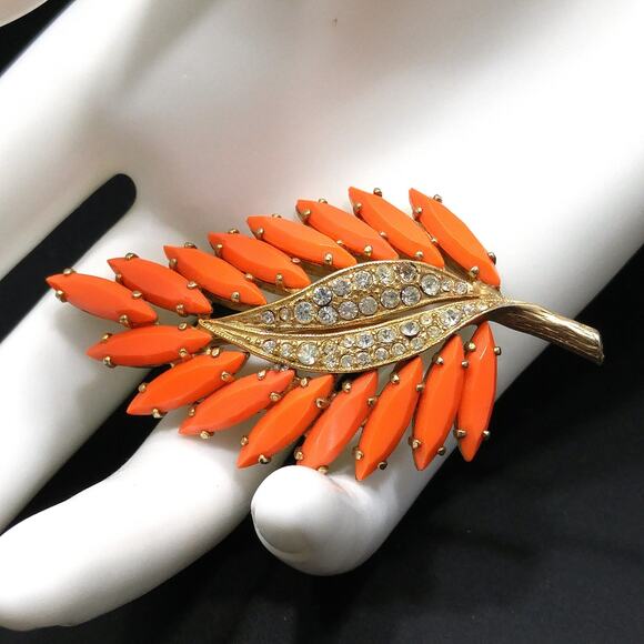 Vintage 1950s Leaf Brooch, Bright Orange Rhinestones, Gold Plated - Picture 2 of 10